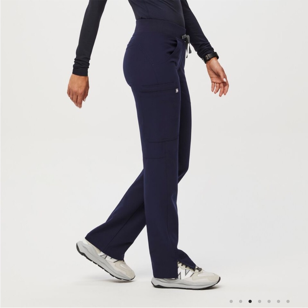Figs high waist Kade cargo scrub pants in navy size small